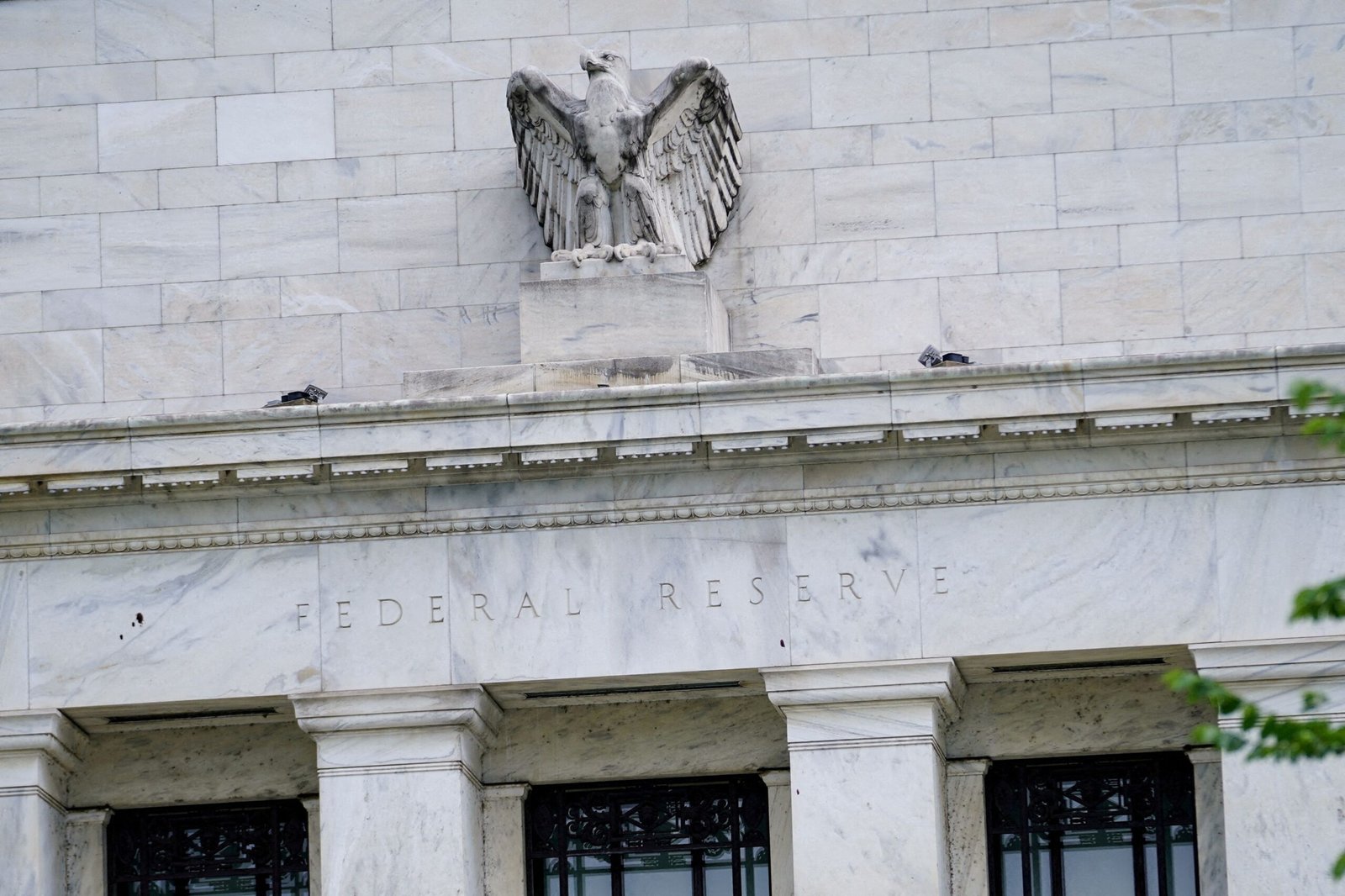 Expectativa é de outro corte na taxa de juros em dezembro, afirma dirigente do Fed