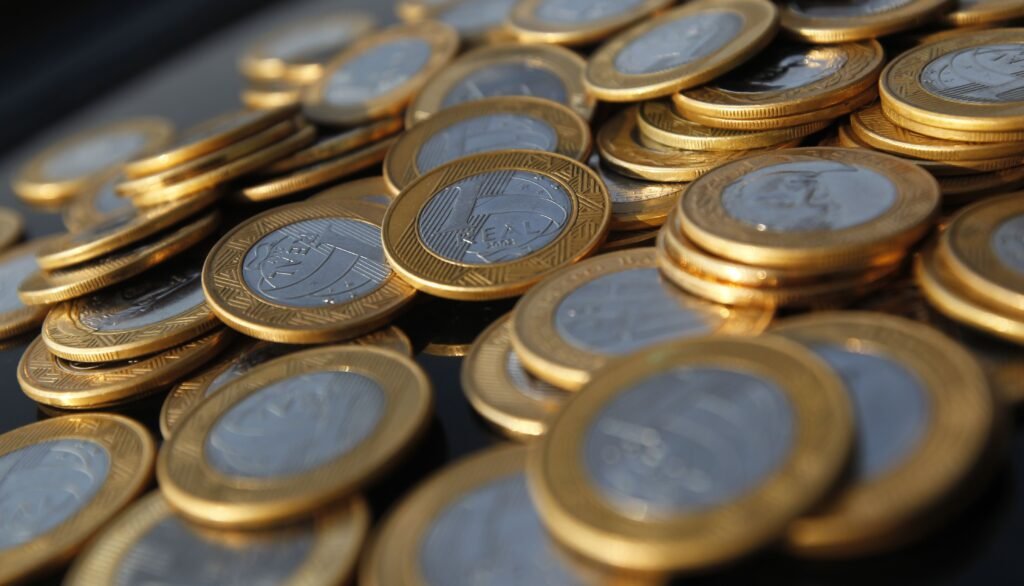 Juros futuros a partir de 2026 caem enquanto mercado espera por pacote fiscal
