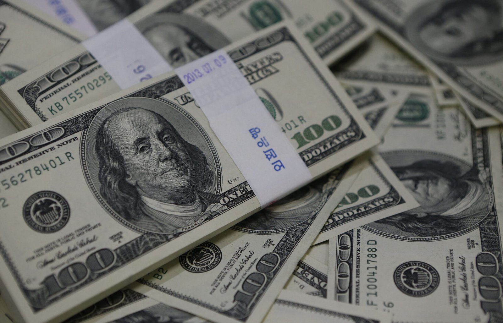 Dólar opera estável em meio à expectativas sobre corte de juros do Fed