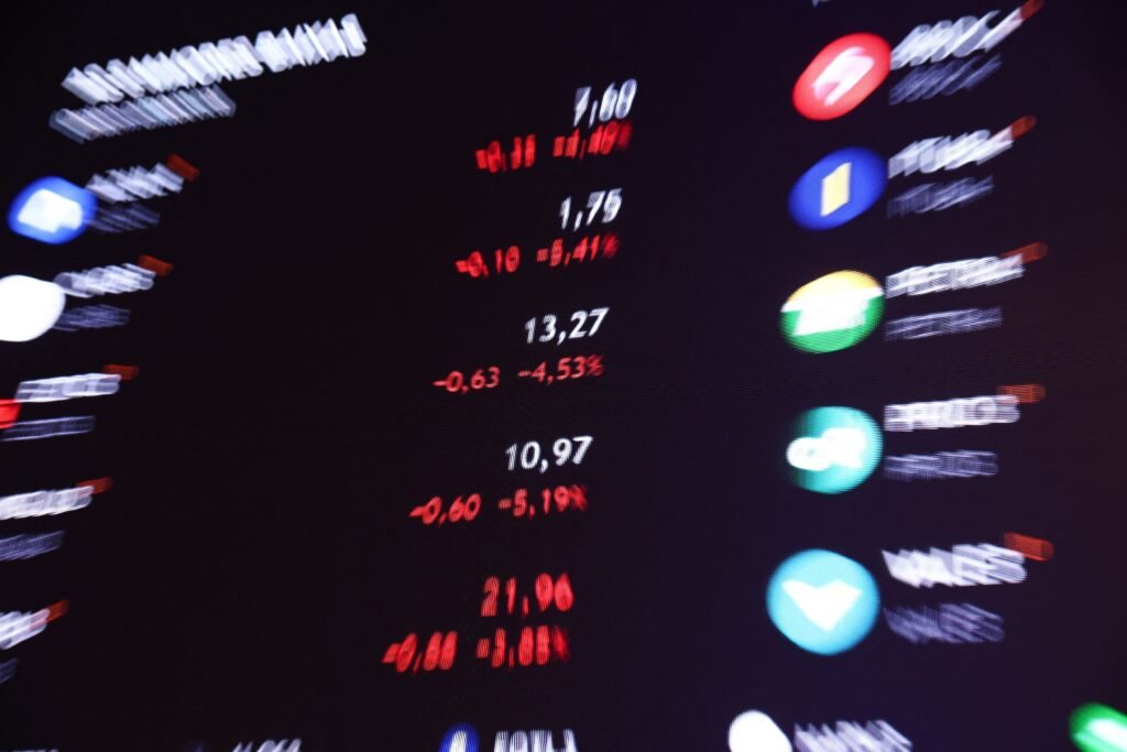 Ibovespa sobe 0,37% aos 130.978 pontos; dólar avança 0,32%