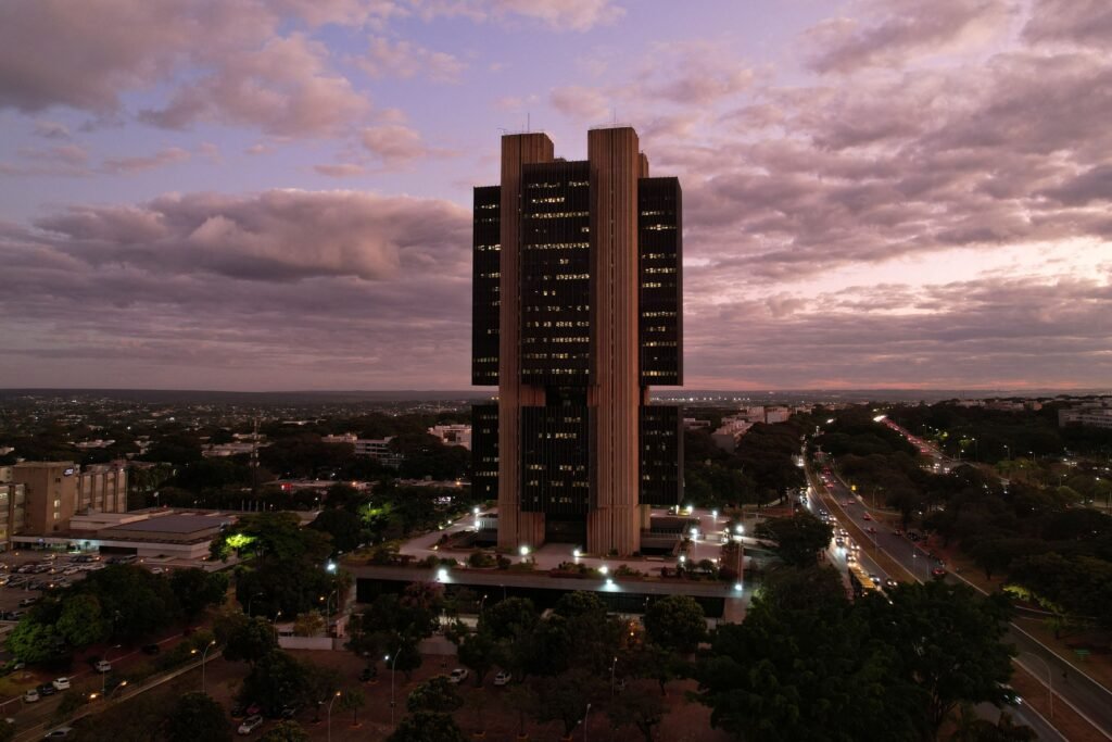 Sem indicar futuro de juros, BC reforça em ata risco fiscal e compromisso com meta