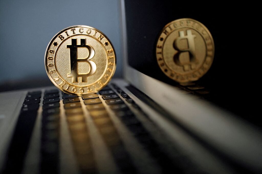 Bitcoin retoma alta com cenário mais disposto ao risco e eleições nos EUA em foco