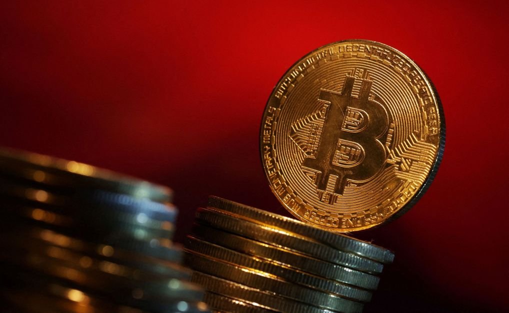 Bitcoin recua em sessão de aversão a riscos com Oriente Médio