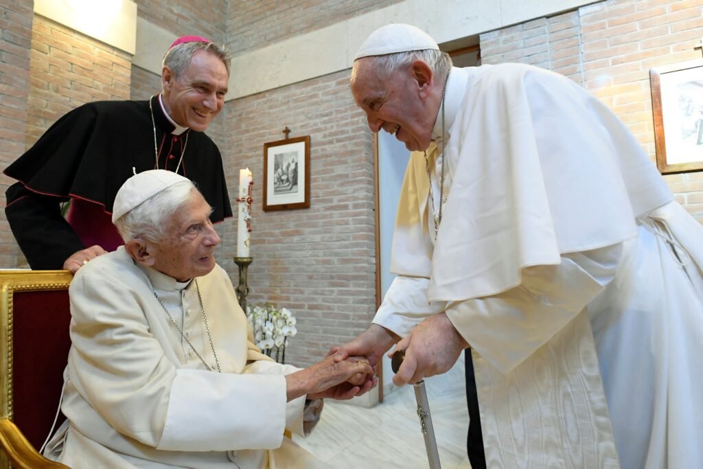 Conclave: Quanto tempo demorou para eleger os papas Bento e Francisco?