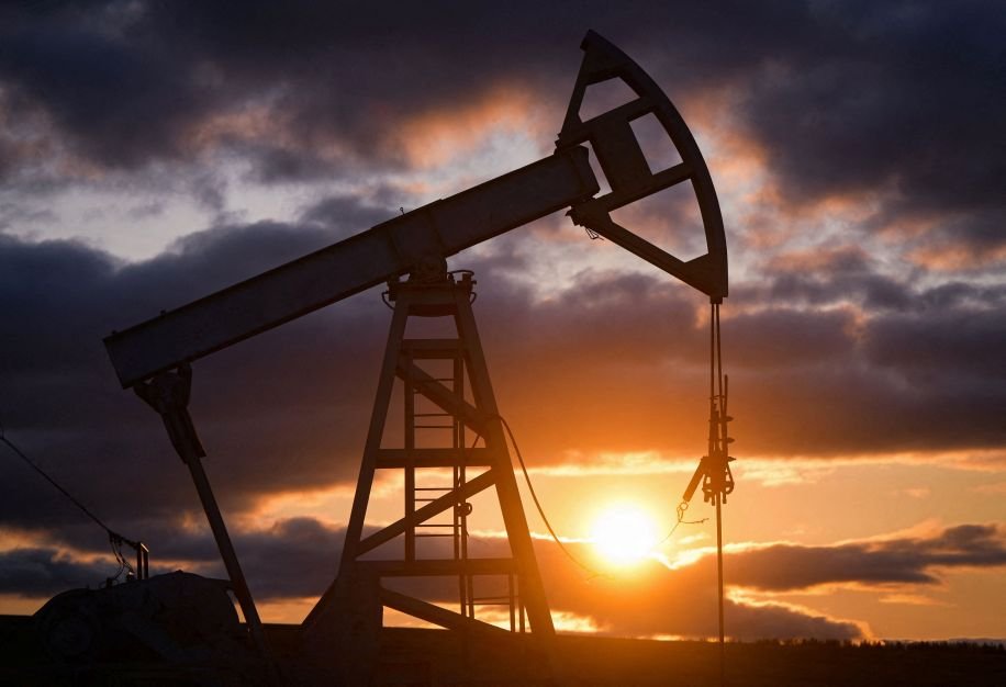 Petróleo salta mais de 4% com tensões no Oriente Médio e queda de estoques nos EUA