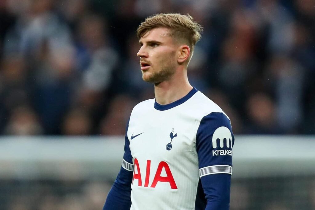 Tottenham libera flop e campeões da Liga Europa apenas 10 dias após título