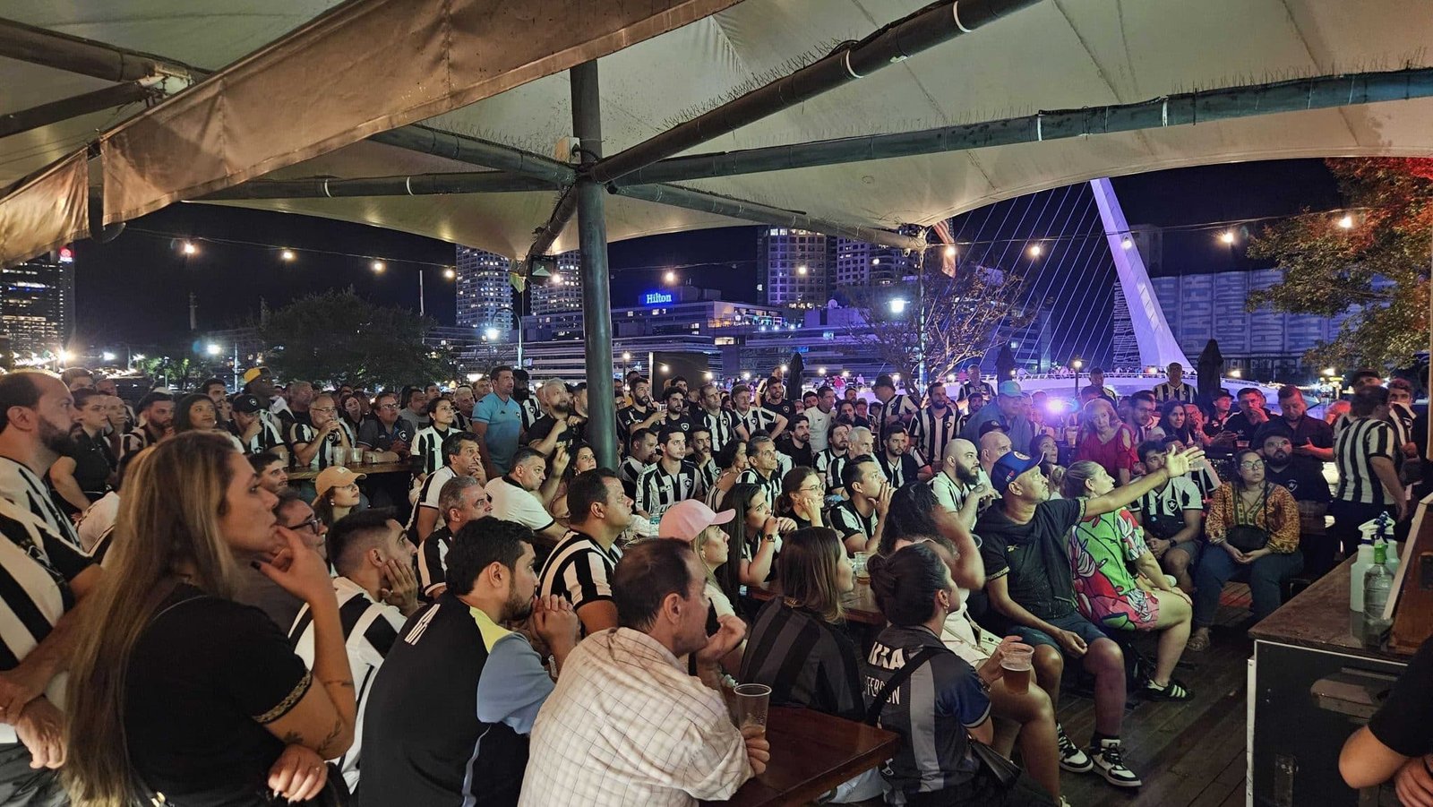 Da tensão à euforia, torcida do Botafogo transforma Buenos Aires no Nilton Santos