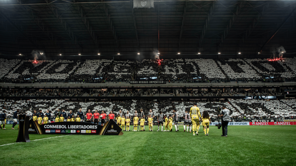Torcida carrega um Atlético-MG de péssimo desempenho às quartas da Libertadores