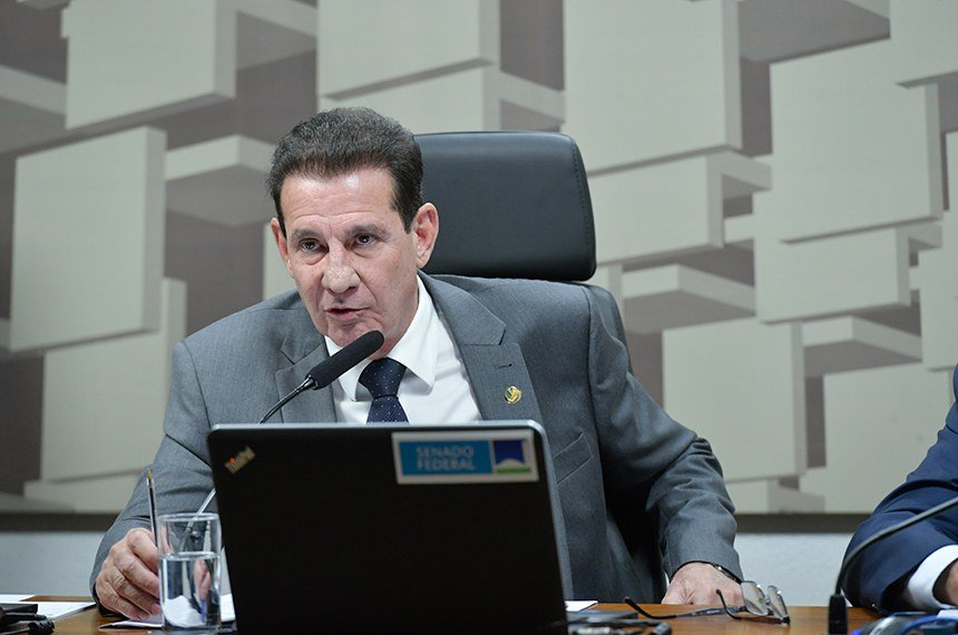 Vanderlan pede licença do Senado para focar na campanha