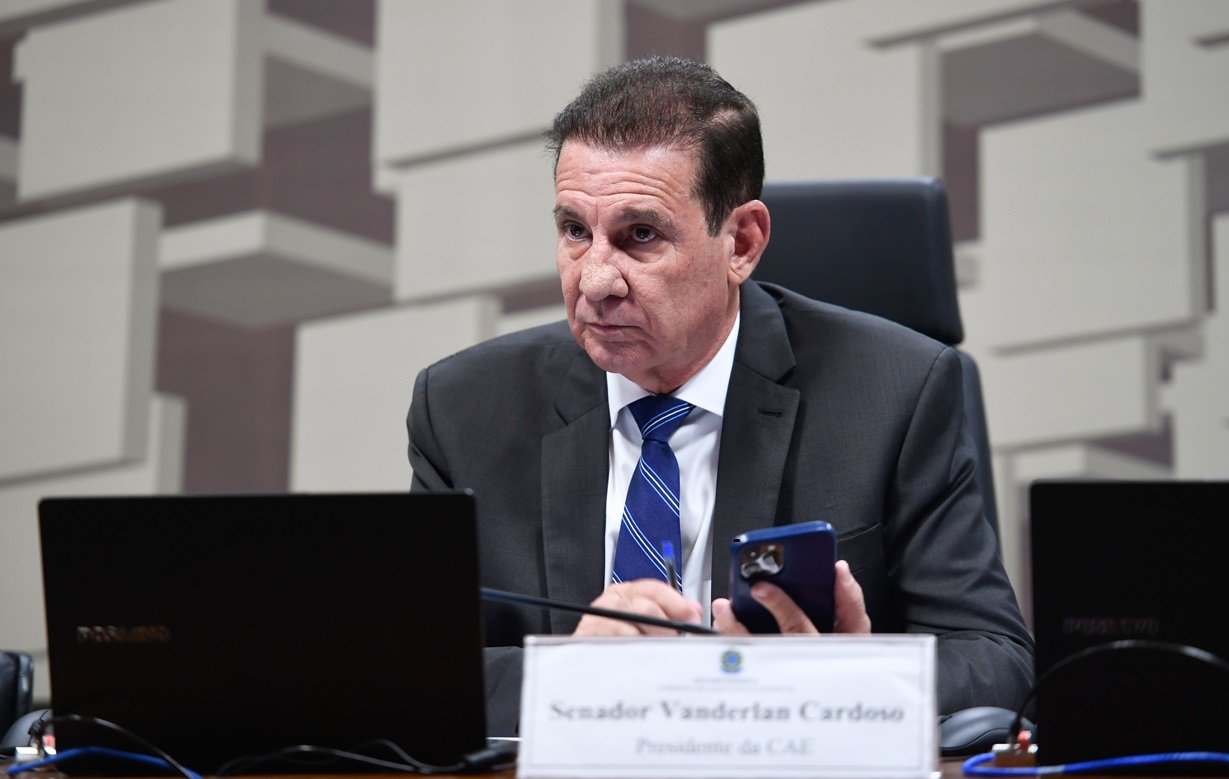Senado aprova projeto que beneficia servidores da educação