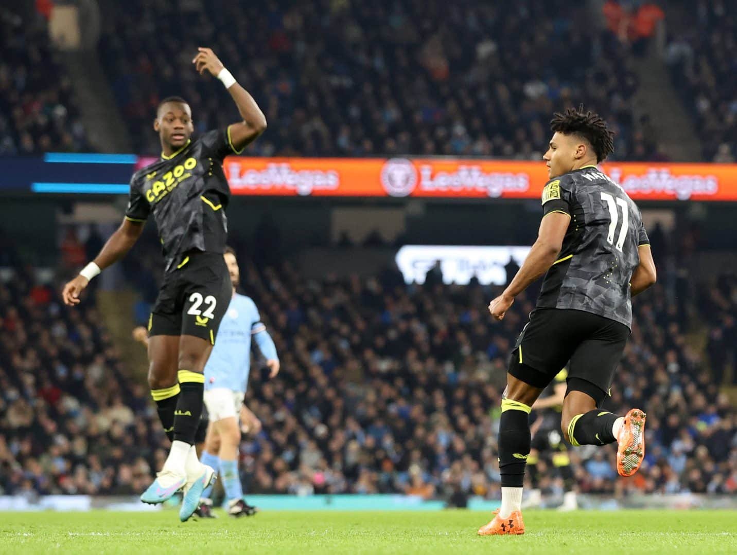 Reserva na Colômbia, Durán brilha no Aston Villa e pressiona craque da última Premier League