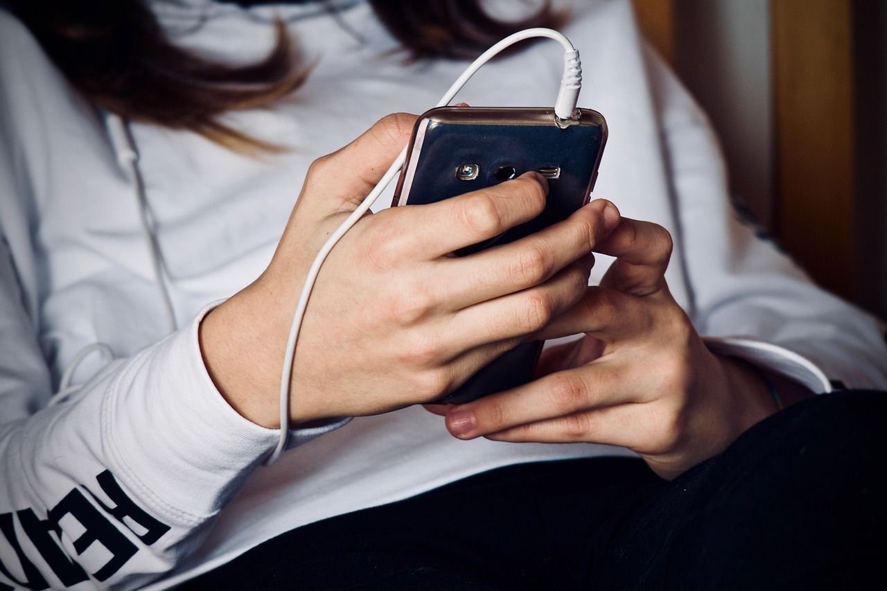 Saiba como países regulam o acesso de crianças e adolescentes às redes sociais